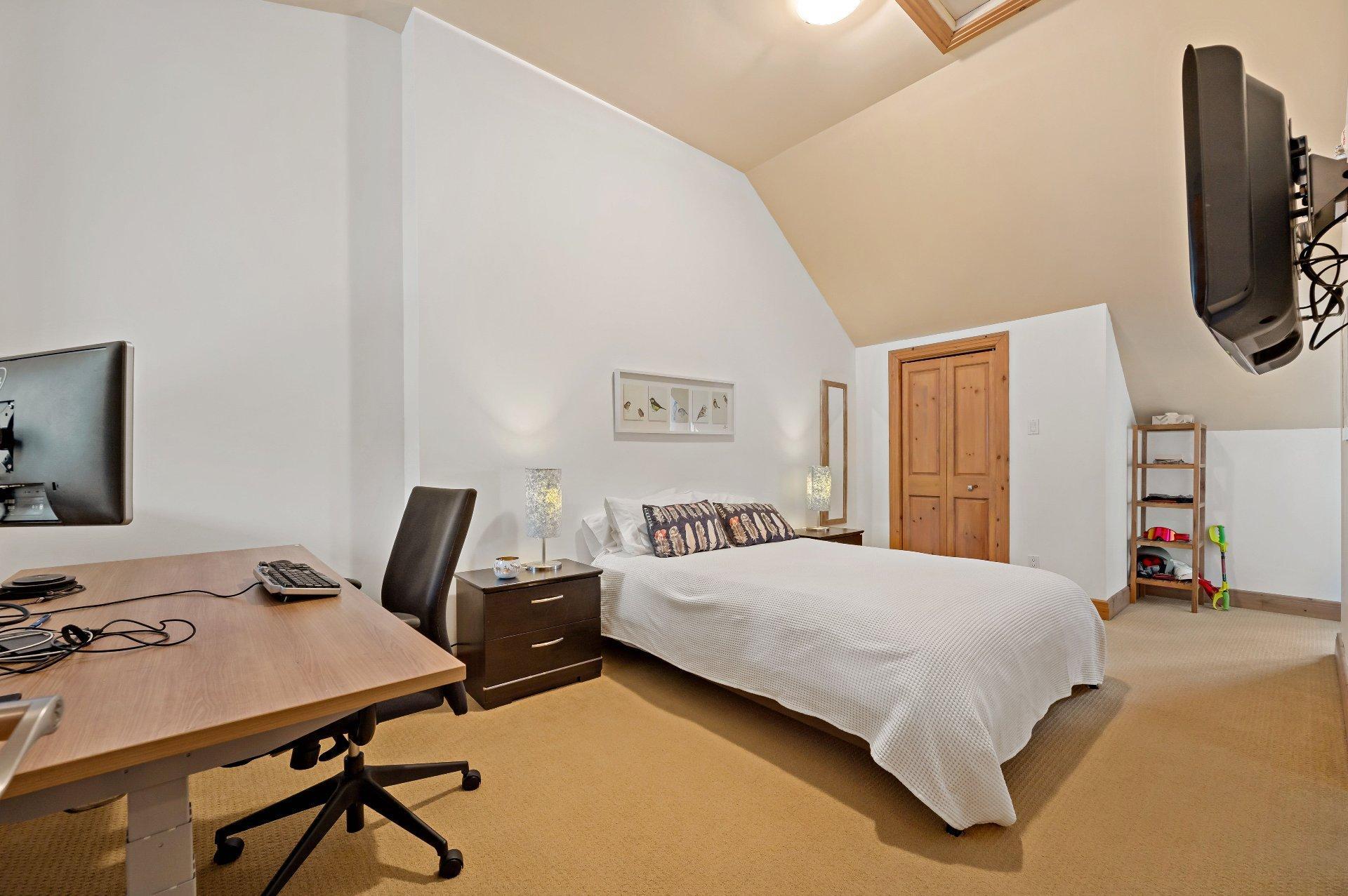









864


Rue Coupal

,
Mont-Tremblant,




QC
J8E2P1

