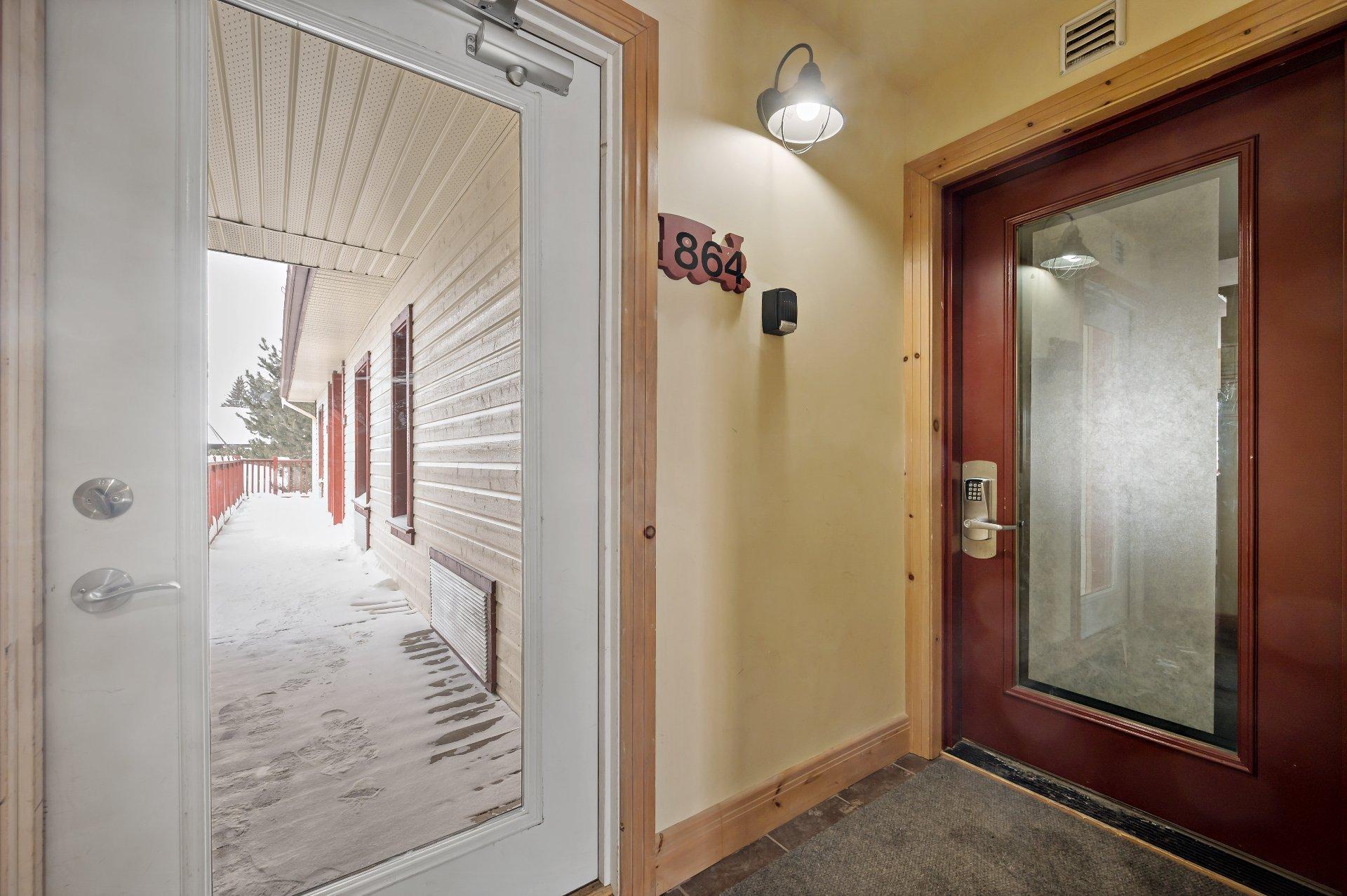 









864


Rue Coupal

,
Mont-Tremblant,




QC
J8E2P1

