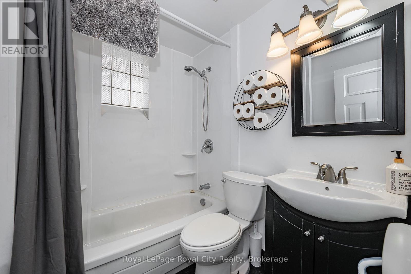 












81 YORKSHIRE STREET N

,
Guelph (Downtown),




Ontario
N1H5B3

