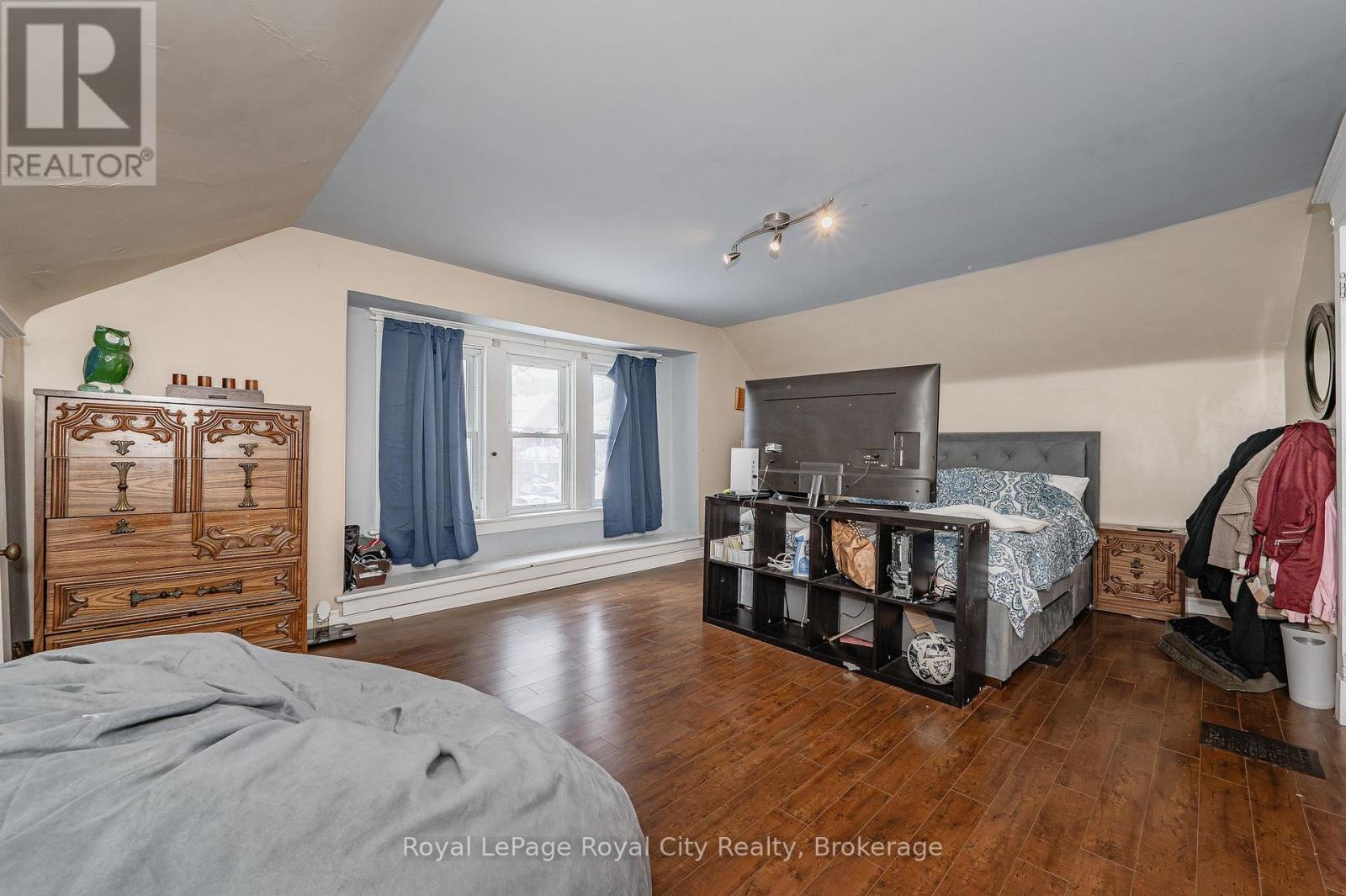 












81 YORKSHIRE STREET N

,
Guelph (Downtown),




Ontario
N1H5B3

