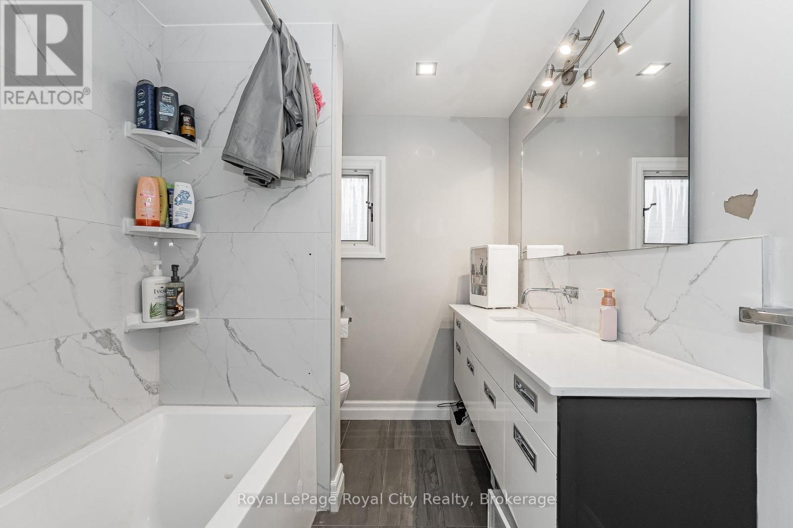 












81 YORKSHIRE STREET N

,
Guelph (Downtown),




Ontario
N1H5B3

