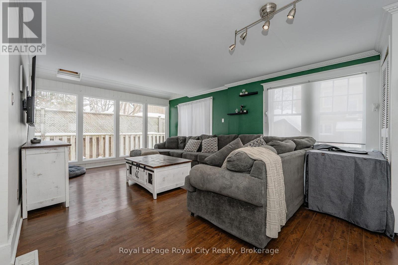 












81 YORKSHIRE STREET N

,
Guelph (Downtown),




Ontario
N1H5B3

