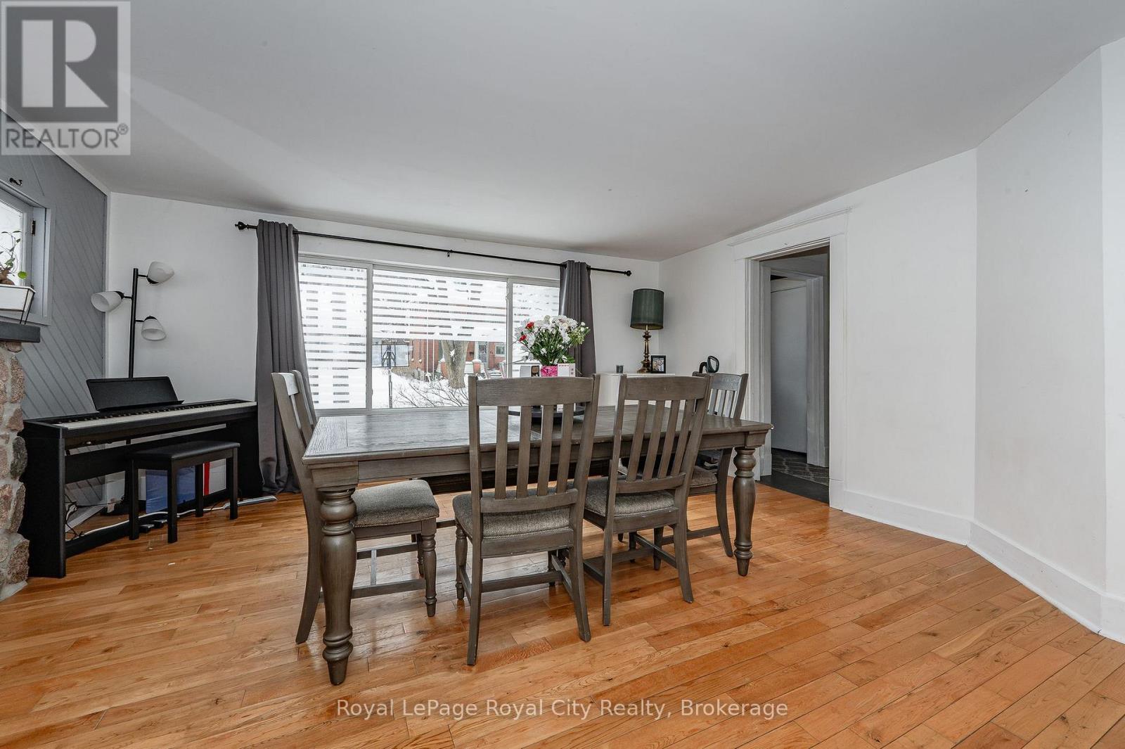 












81 YORKSHIRE STREET N

,
Guelph (Downtown),




Ontario
N1H5B3

