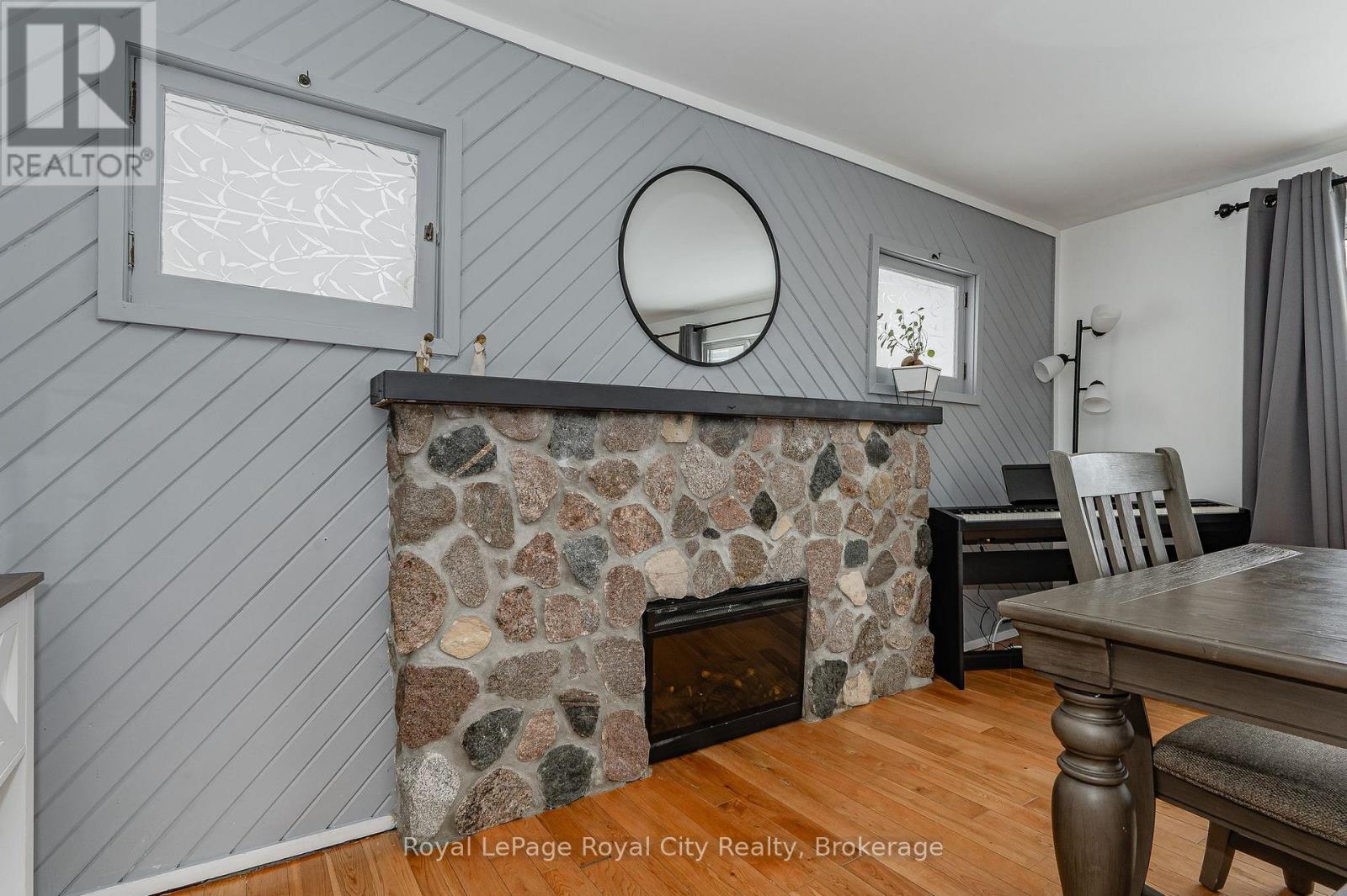 












81 YORKSHIRE STREET N

,
Guelph (Downtown),




Ontario
N1H5B3

