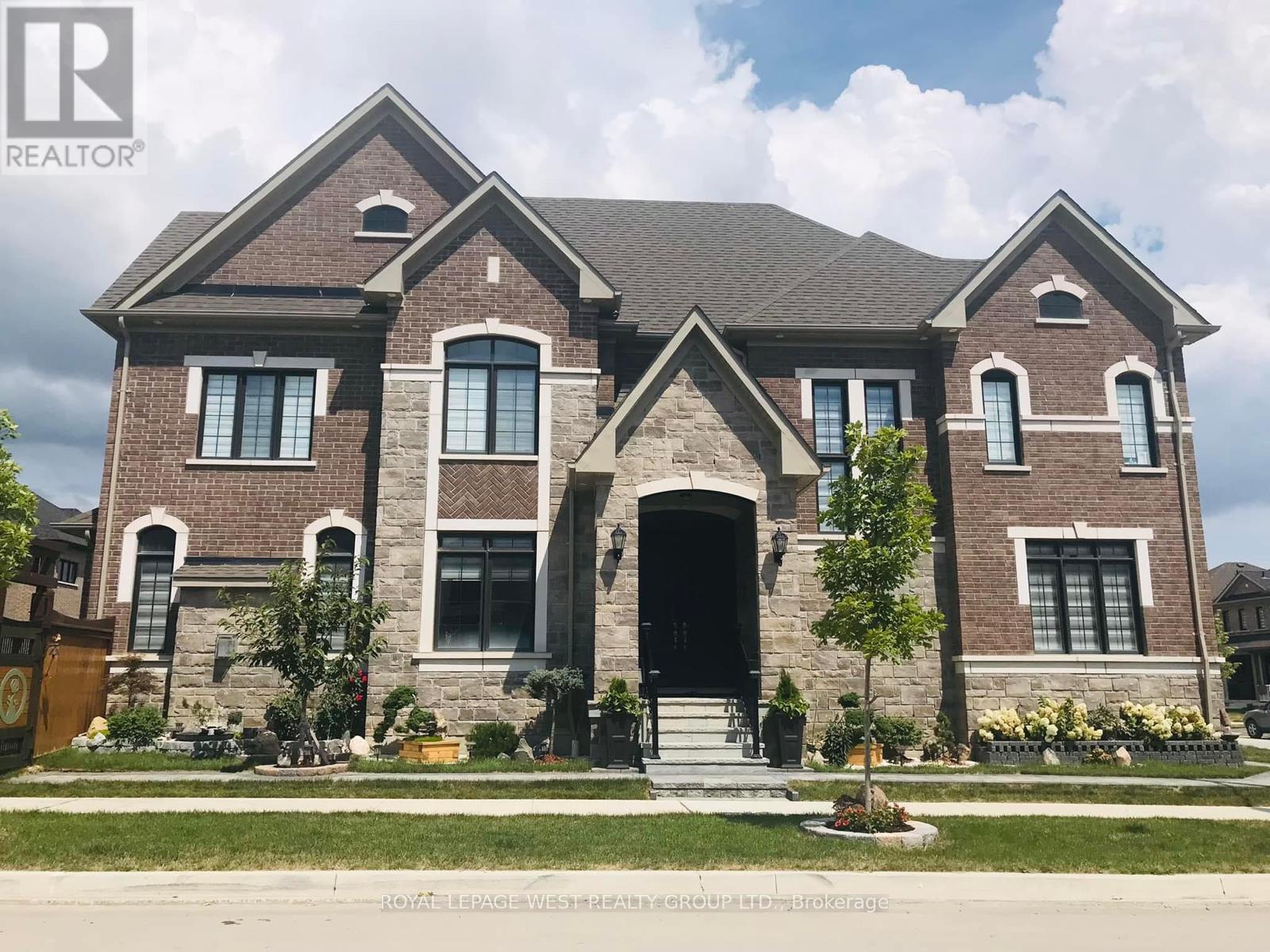 












13 ARKSEY STREET

,
Whitby,




Ontario
L1P0G5


