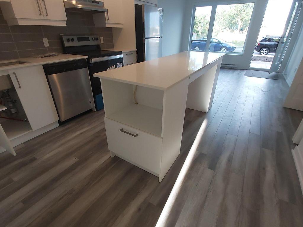 









4542


Rue La Perrière

,
Longueuil (Saint-Hubert),




QC
J3Y0W8

