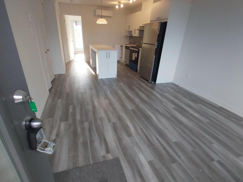 









4542


Rue La Perrière

,
Longueuil (Saint-Hubert),




QC
J3Y0W8

