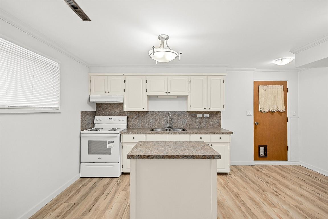 









548/546


Roanoke

Avenue,
Kelowna,




BC
V1Y 7K5

