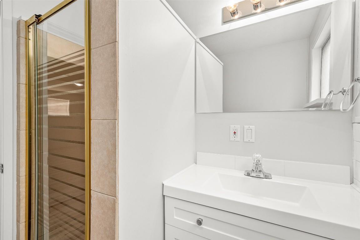 









548/546


Roanoke

Avenue,
Kelowna,




BC
V1Y 7K5

