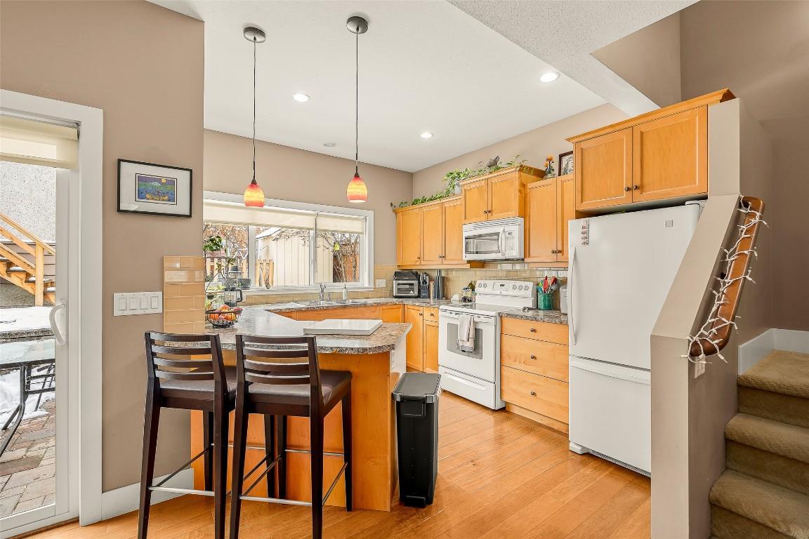 









548/546


Roanoke

Avenue,
Kelowna,




BC
V1Y 7K5

