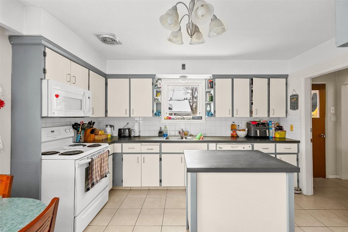 









548/546


Roanoke

Avenue,
Kelowna,




BC
V1Y 7K5

