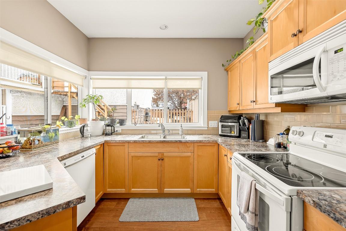 









548/546


Roanoke

Avenue,
Kelowna,




BC
V1Y 7K5

