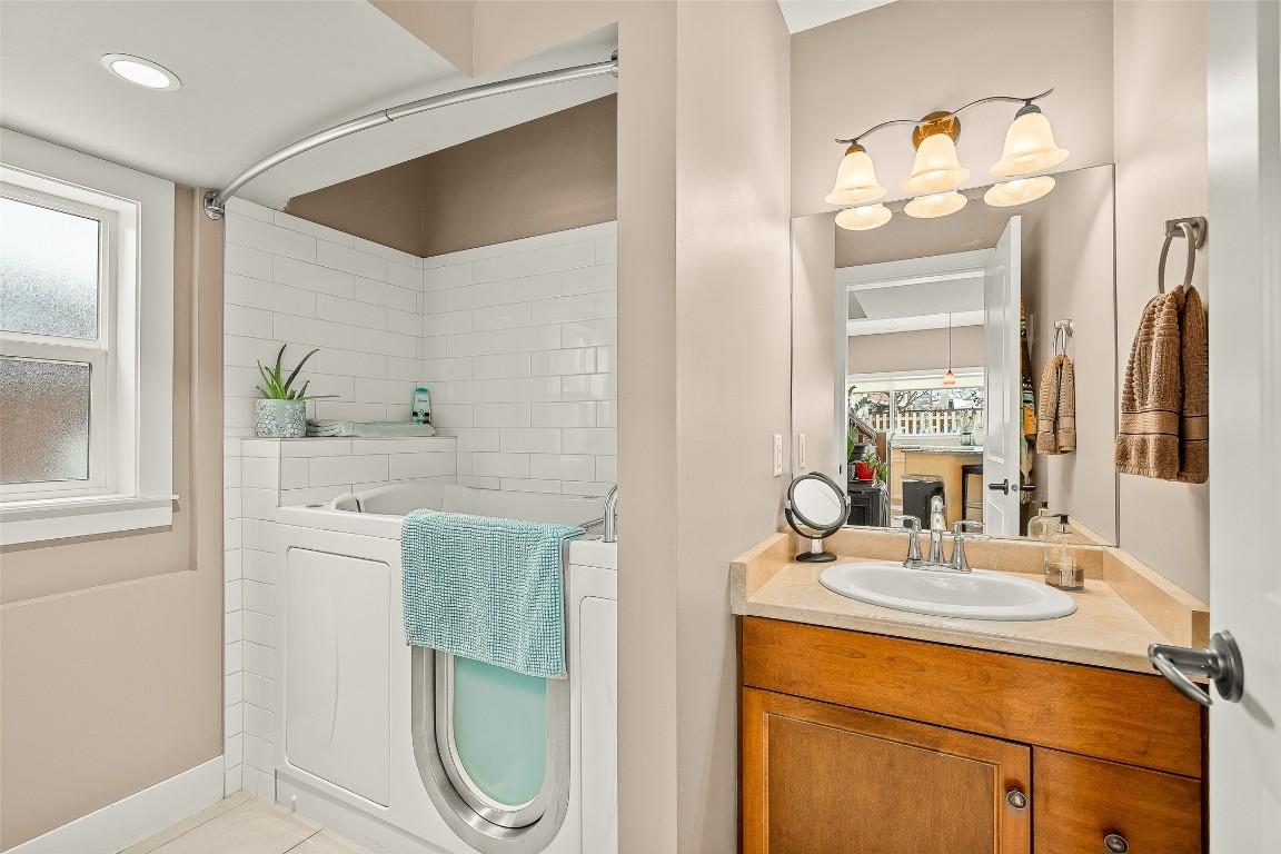 









548/546


Roanoke

Avenue,
Kelowna,




BC
V1Y 7K5

