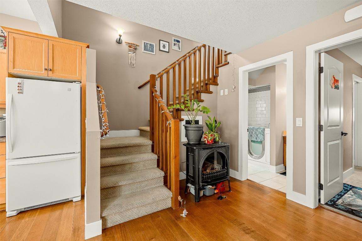 









548/546


Roanoke

Avenue,
Kelowna,




BC
V1Y 7K5

