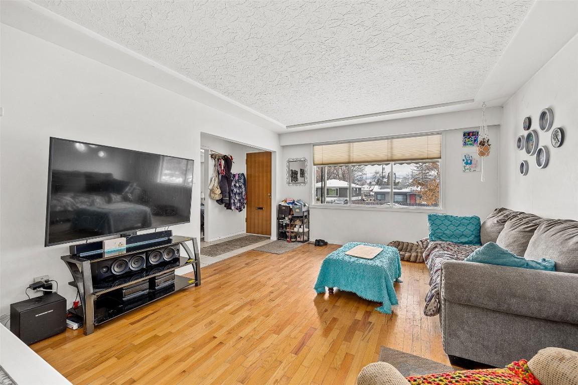 









548/546


Roanoke

Avenue,
Kelowna,




BC
V1Y 7K5

