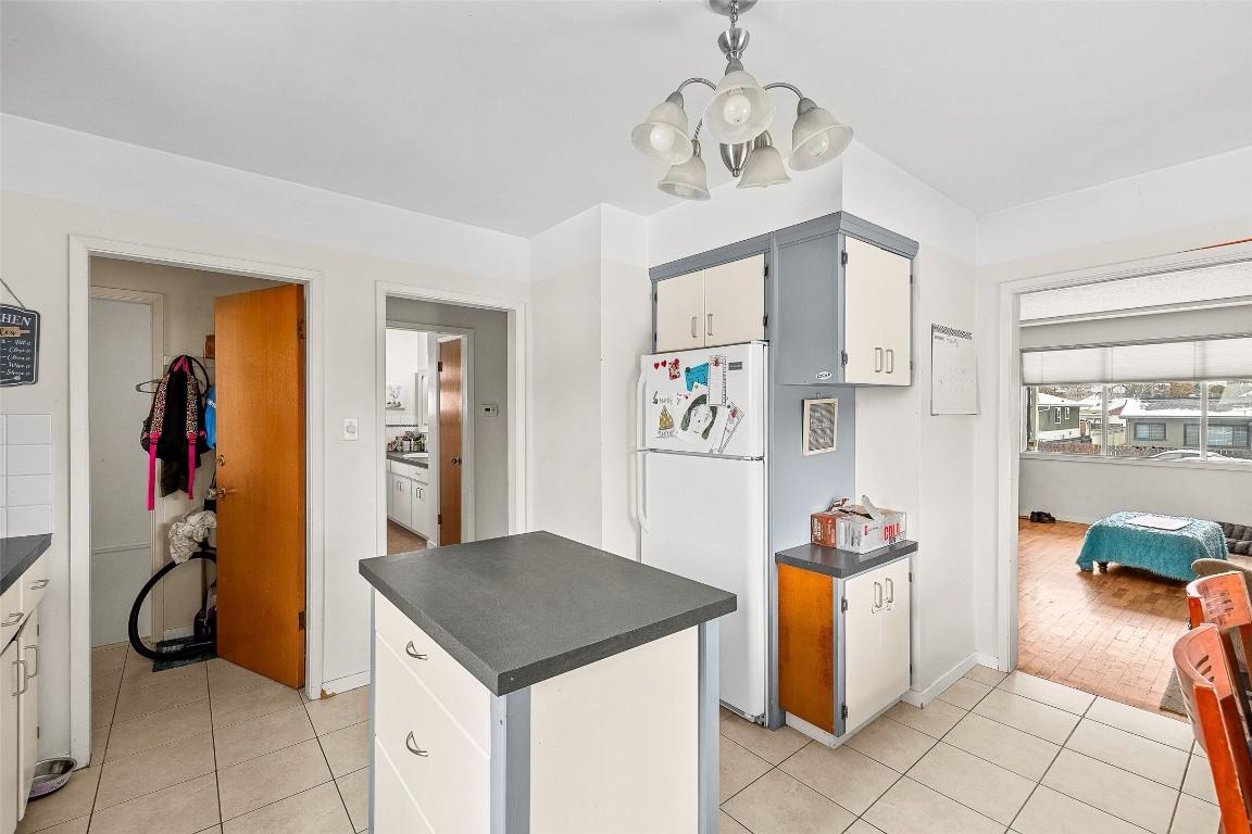 









548/546


Roanoke

Avenue,
Kelowna,




BC
V1Y 7K5

