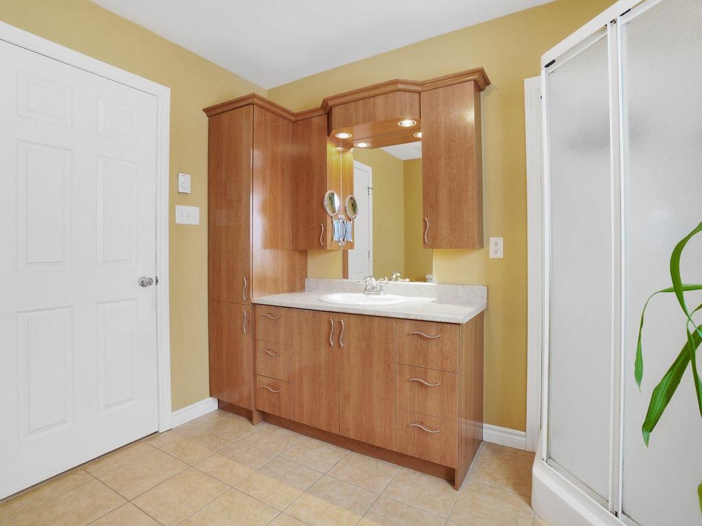 









27


Rue de la Comtesse

,
Saint-Jérôme,




QC
J7Y5L5


