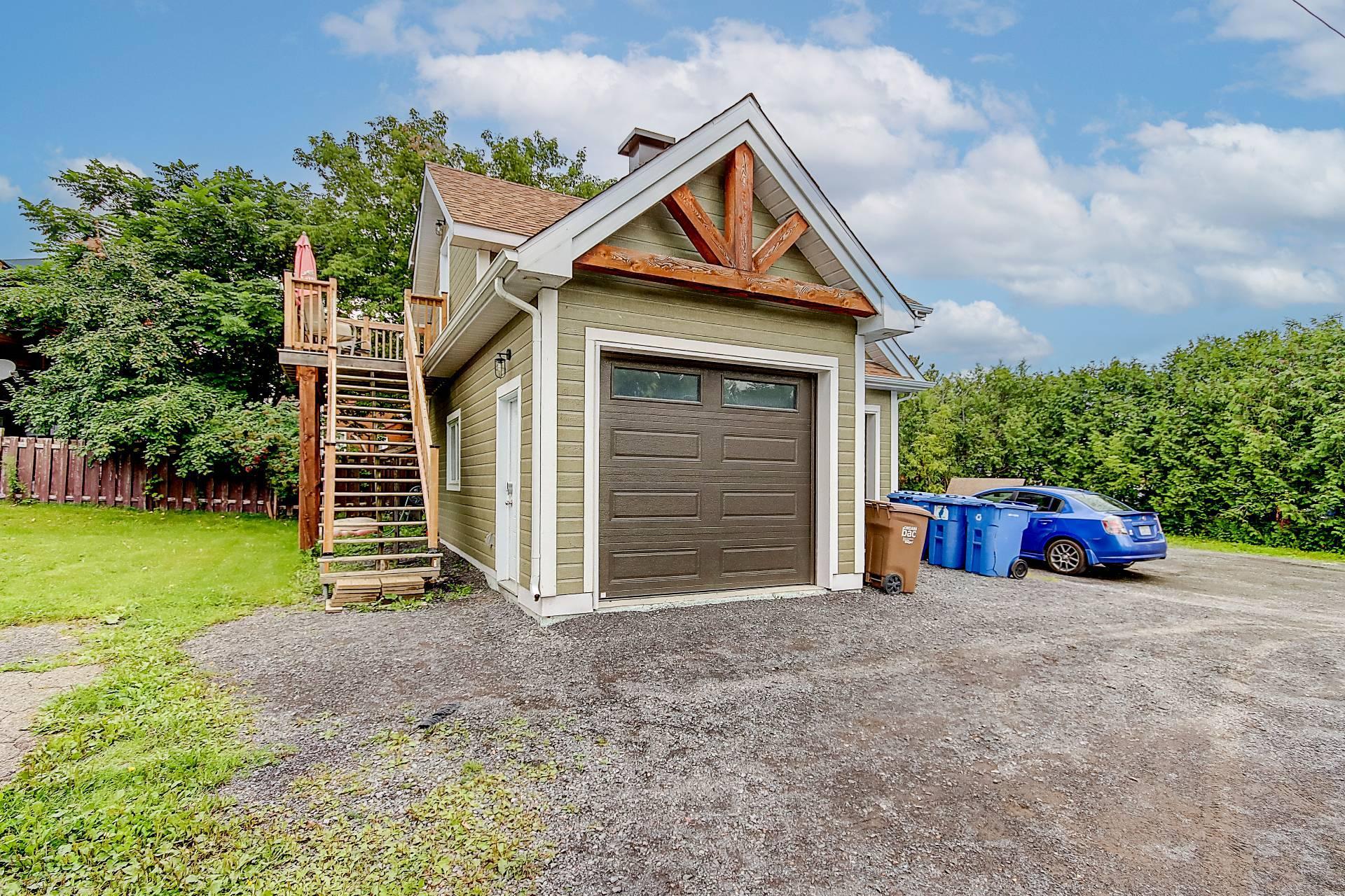 









2254

 - 2256


Av. Bourgogne

,
Chambly,




QC
J3L2A2

