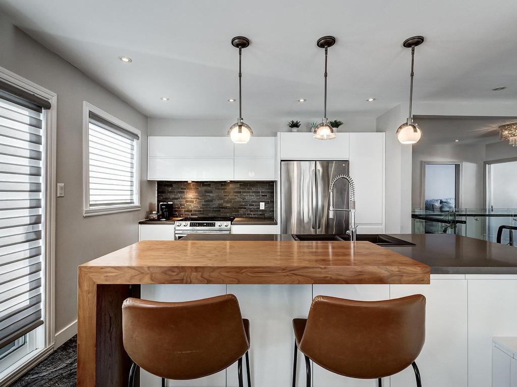 









5714


Av. Whitehorne

,
Côte-Saint-Luc,




QC
H4W1Z9

