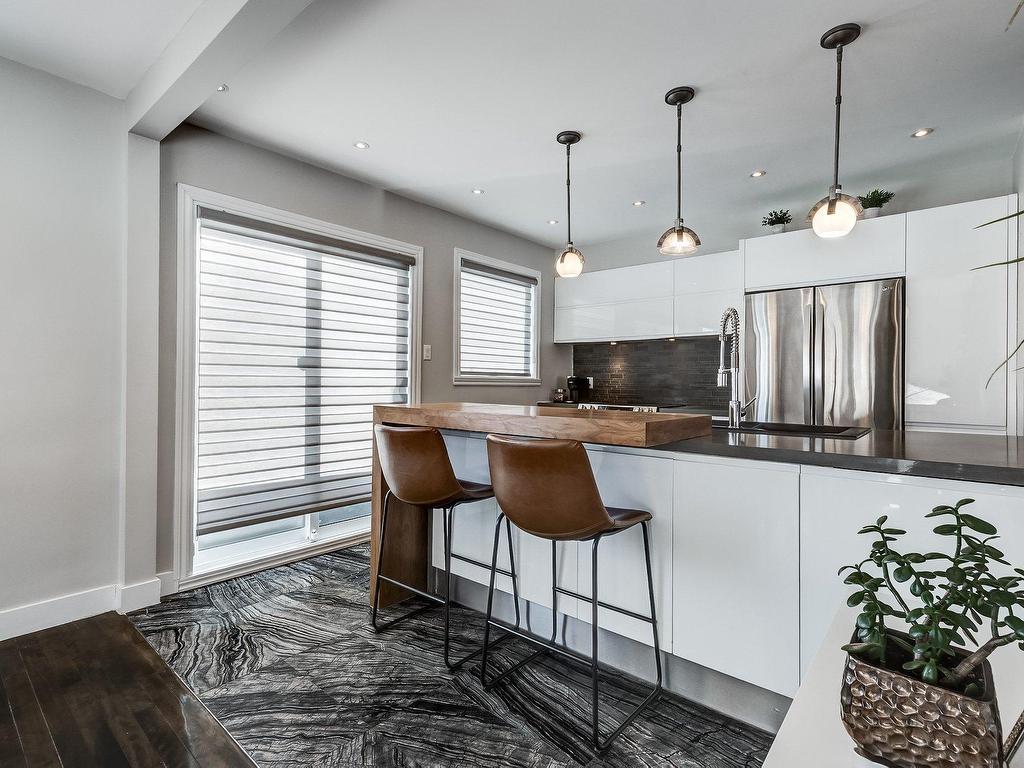 









5714


Av. Whitehorne

,
Côte-Saint-Luc,




QC
H4W1Z9


