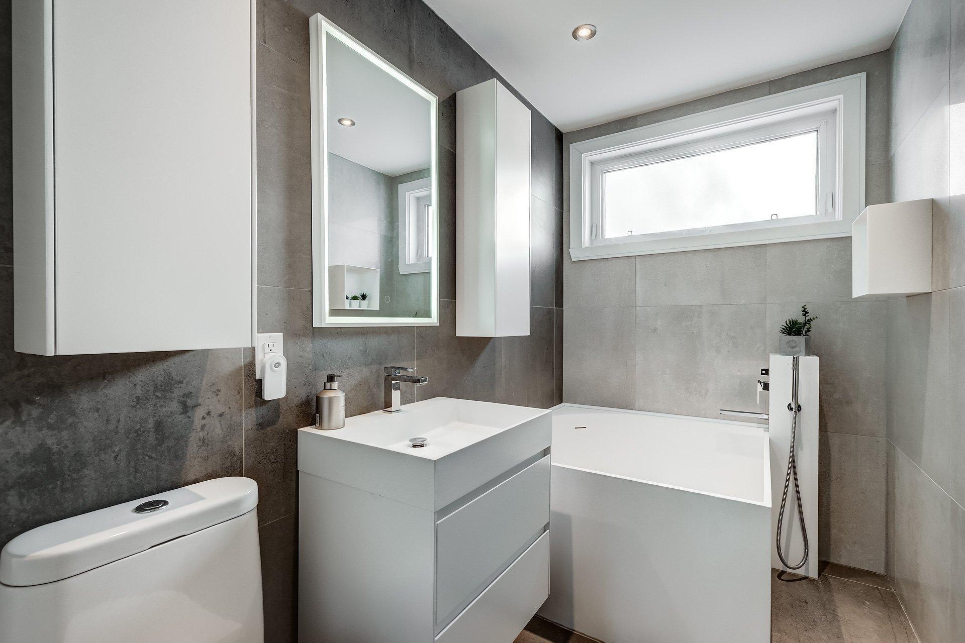 









5714


Av. Whitehorne

,
Côte-Saint-Luc,




QC
H4W1Z9

