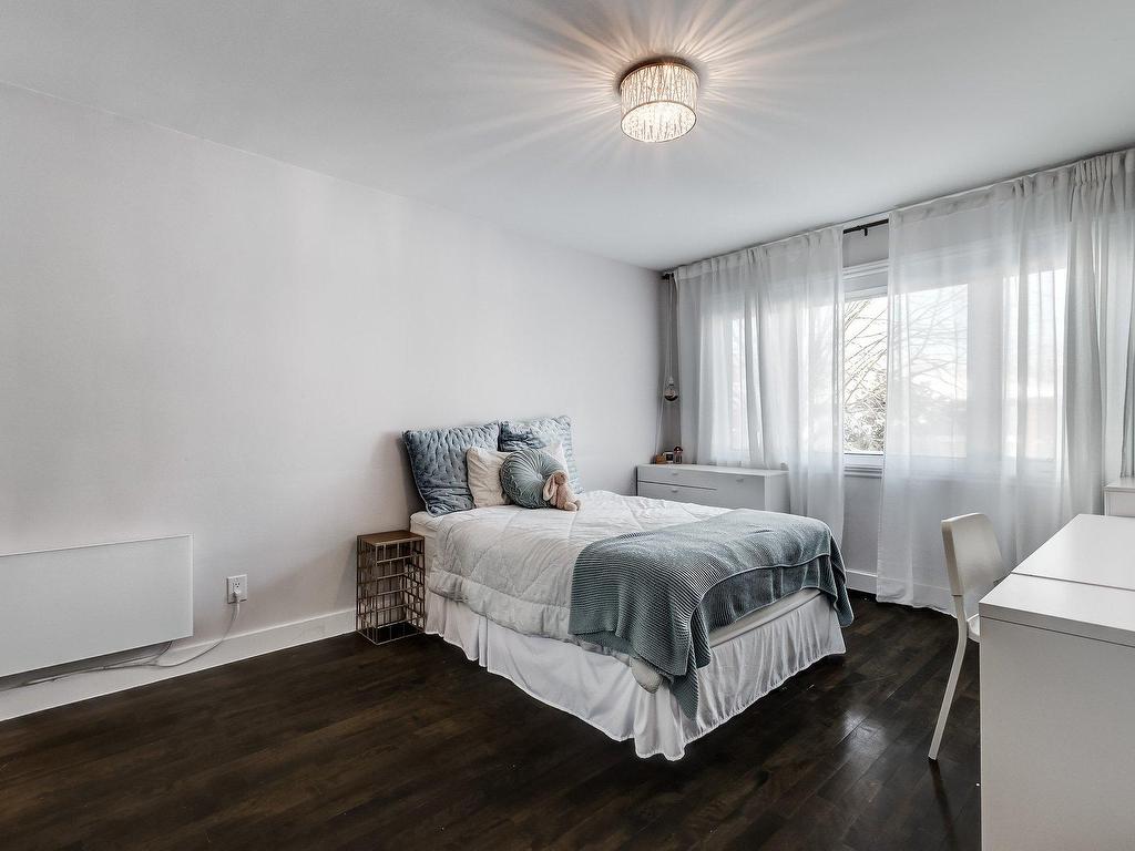 









5714


Av. Whitehorne

,
Côte-Saint-Luc,




QC
H4W1Z9

