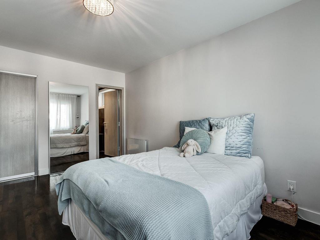 









5714


Av. Whitehorne

,
Côte-Saint-Luc,




QC
H4W1Z9

