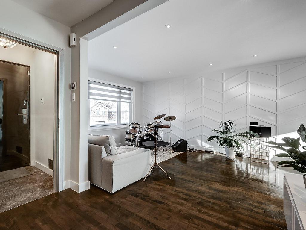









5714


Av. Whitehorne

,
Côte-Saint-Luc,




QC
H4W1Z9

