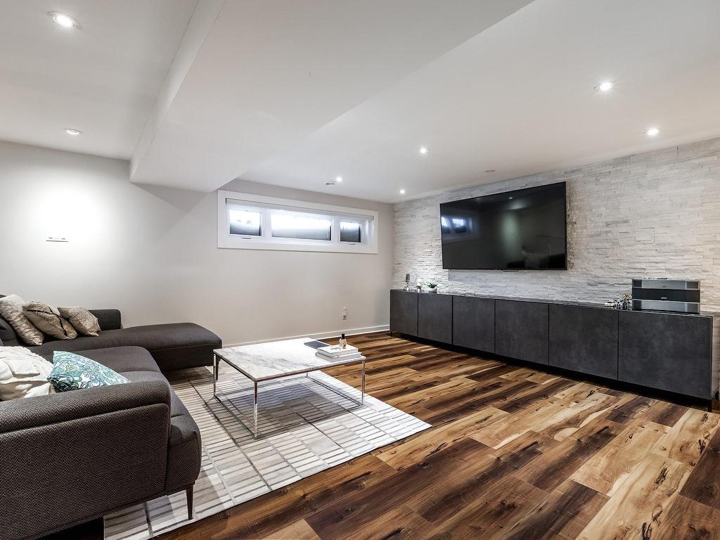 









5714


Av. Whitehorne

,
Côte-Saint-Luc,




QC
H4W1Z9

