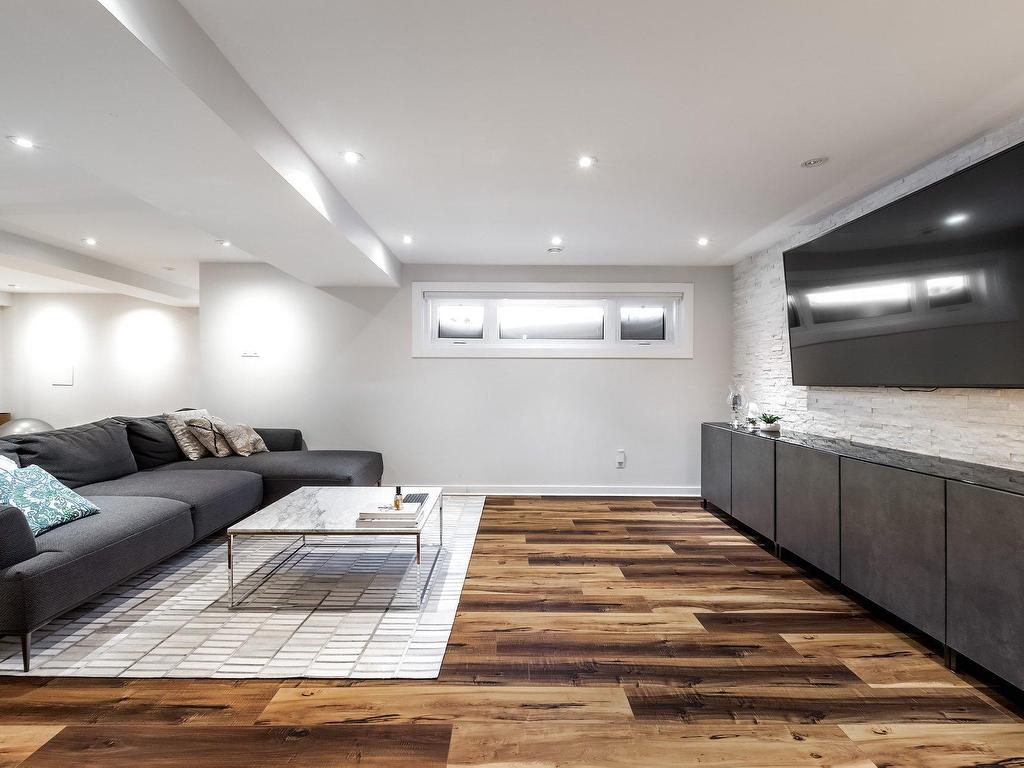 









5714


Av. Whitehorne

,
Côte-Saint-Luc,




QC
H4W1Z9

