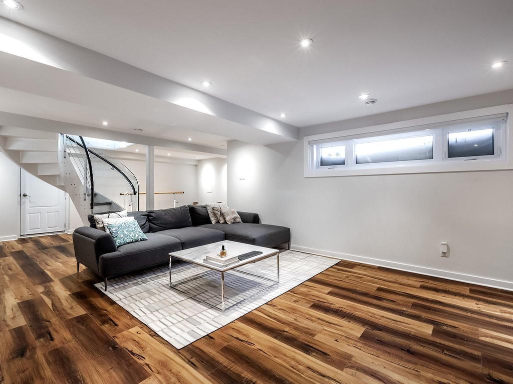 









5714


Av. Whitehorne

,
Côte-Saint-Luc,




QC
H4W1Z9

