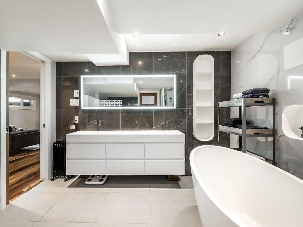 









5714


Av. Whitehorne

,
Côte-Saint-Luc,




QC
H4W1Z9


