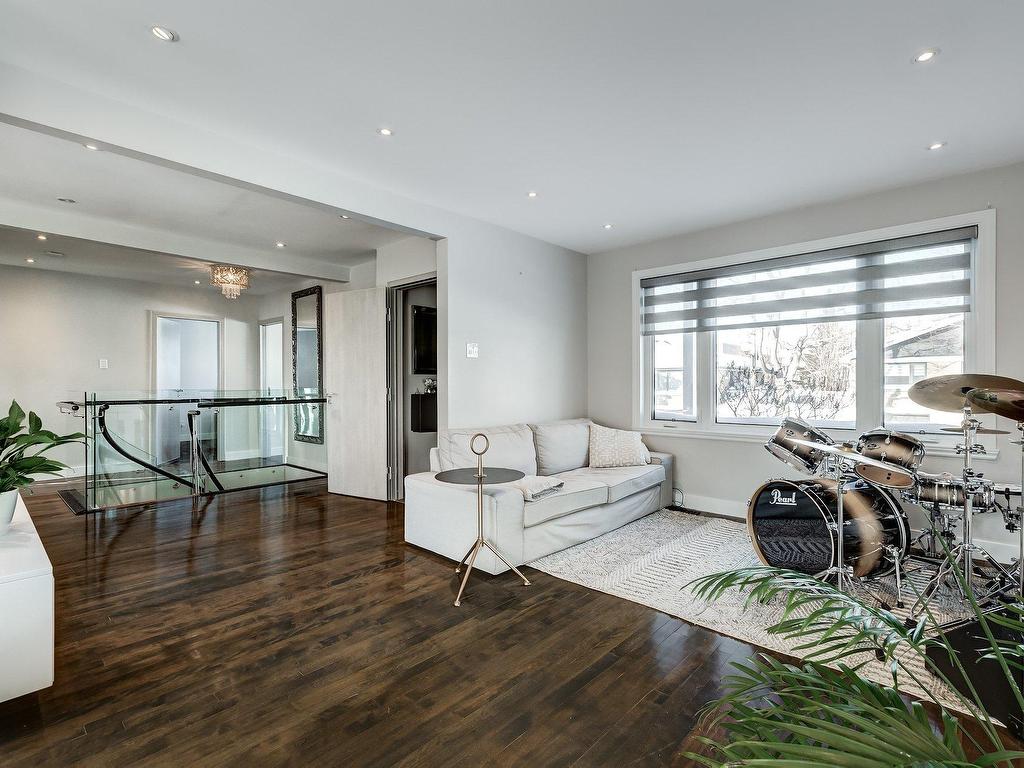 









5714


Av. Whitehorne

,
Côte-Saint-Luc,




QC
H4W1Z9

