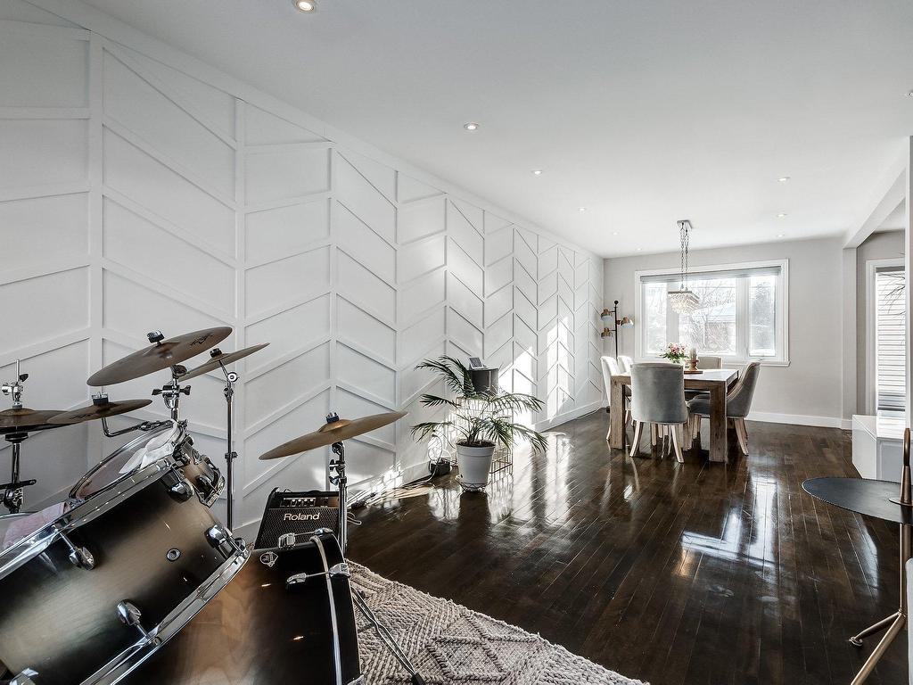 









5714


Av. Whitehorne

,
Côte-Saint-Luc,




QC
H4W1Z9

