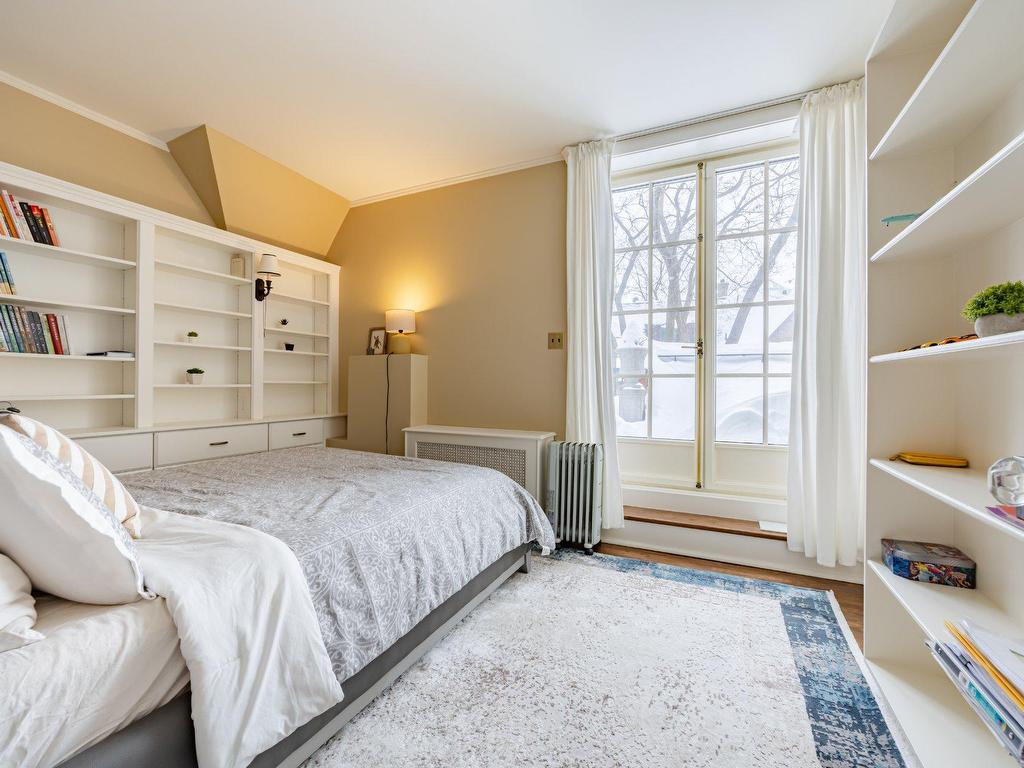 









3458


Av. Holton

,
Montréal (Ville-Marie),




QC
H3Y2G5

