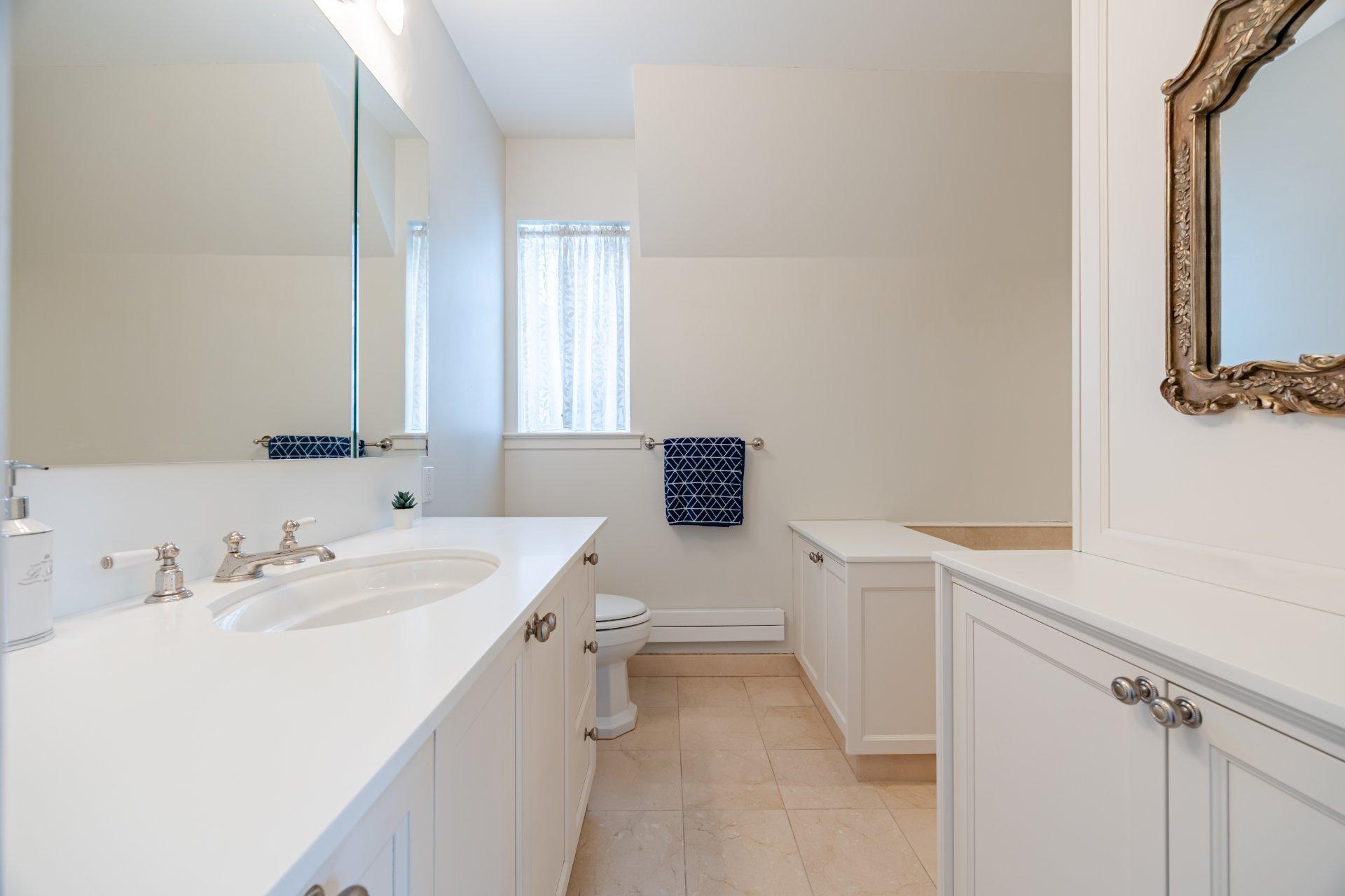 









3458


Av. Holton

,
Montréal (Ville-Marie),




QC
H3Y2G5

