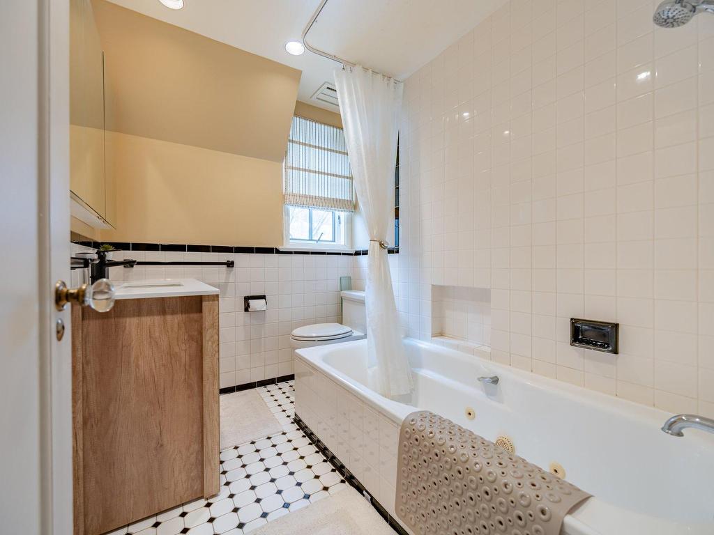 









3458


Av. Holton

,
Montréal (Ville-Marie),




QC
H3Y2G5

