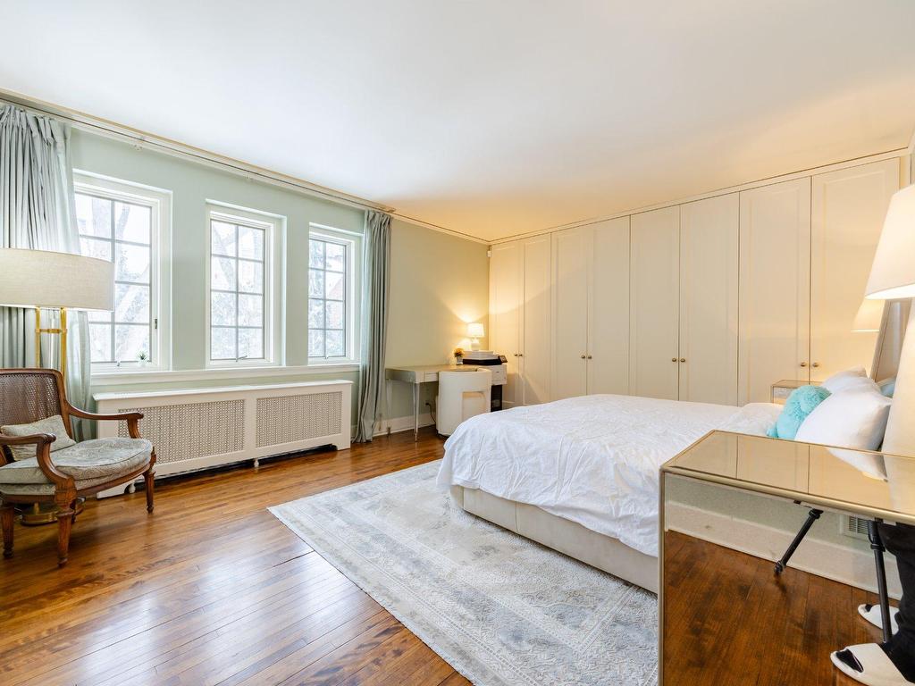 









3458


Av. Holton

,
Montréal (Ville-Marie),




QC
H3Y2G5

