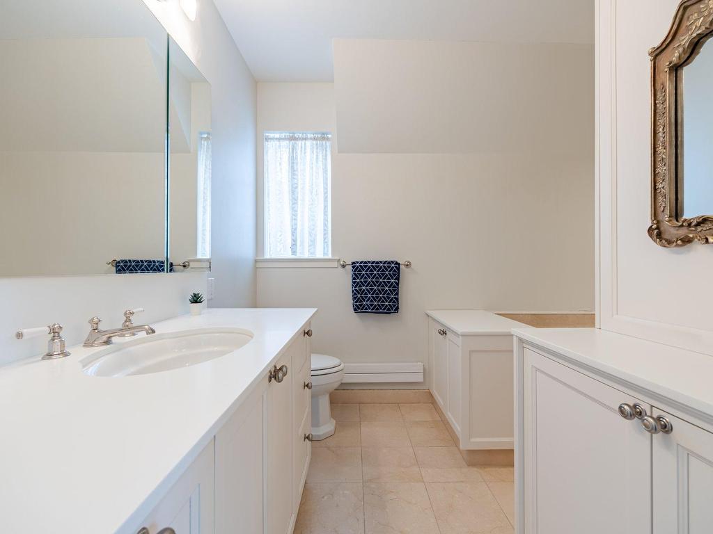 









3458


Av. Holton

,
Montréal (Ville-Marie),




QC
H3Y2G5


