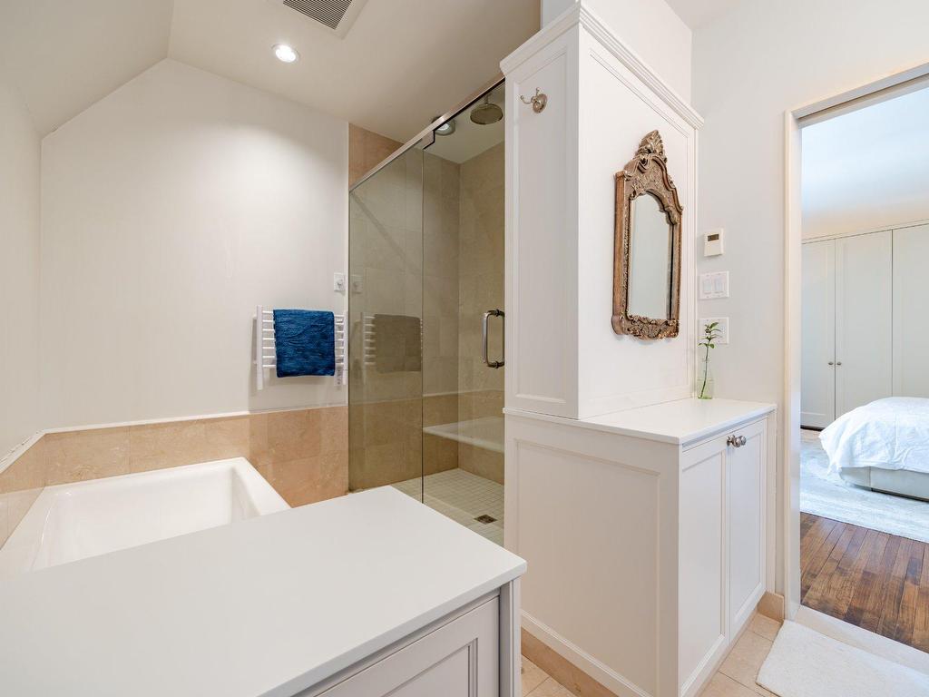 









3458


Av. Holton

,
Montréal (Ville-Marie),




QC
H3Y2G5

