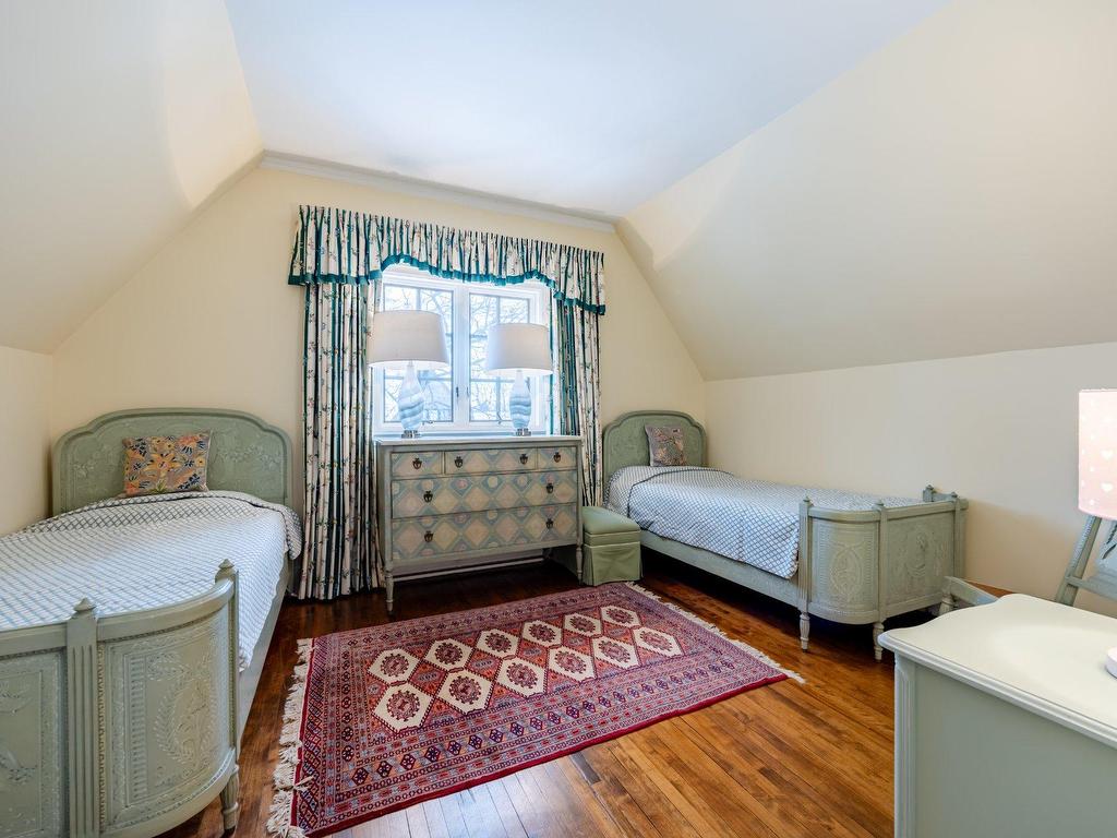 









3458


Av. Holton

,
Montréal (Ville-Marie),




QC
H3Y2G5

