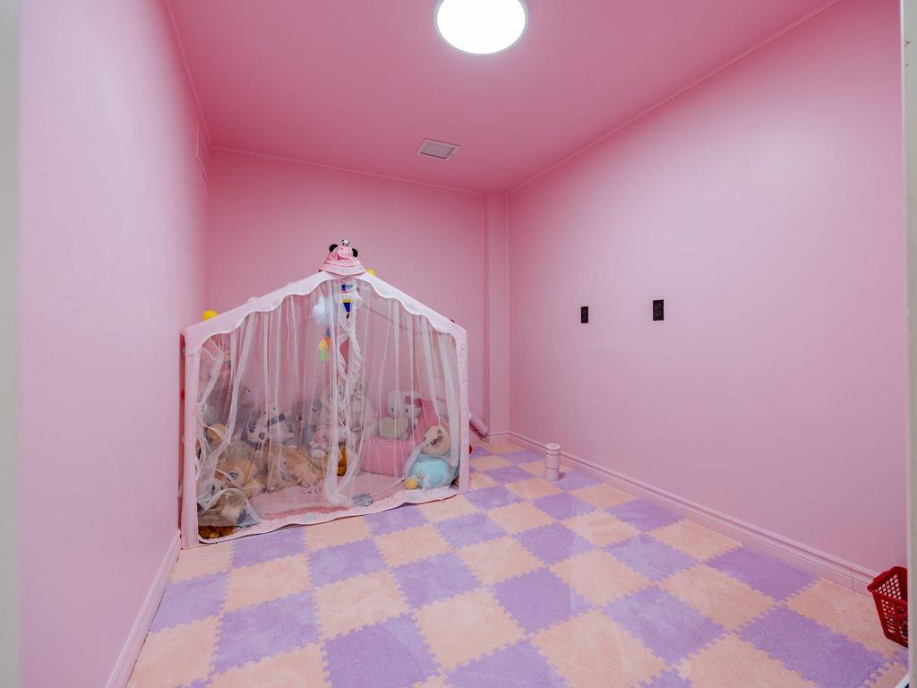 









3458


Av. Holton

,
Montréal (Ville-Marie),




QC
H3Y2G5

