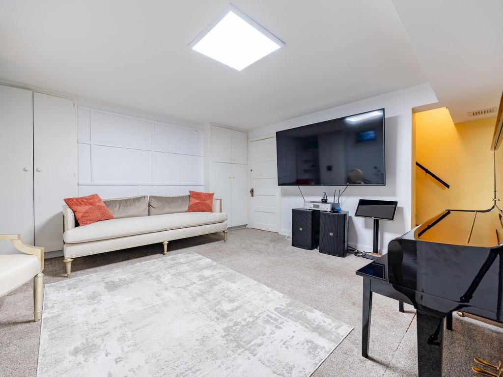 









3458


Av. Holton

,
Montréal (Ville-Marie),




QC
H3Y2G5


