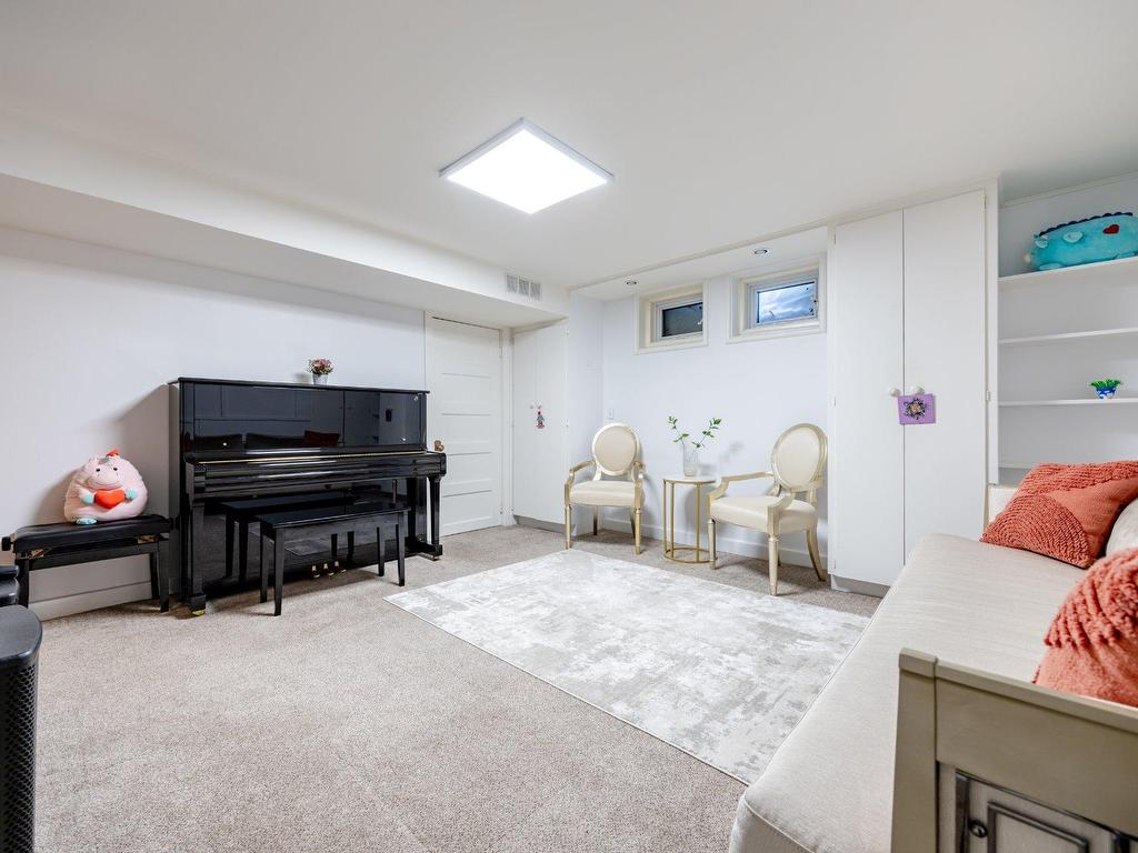 









3458


Av. Holton

,
Montréal (Ville-Marie),




QC
H3Y2G5

