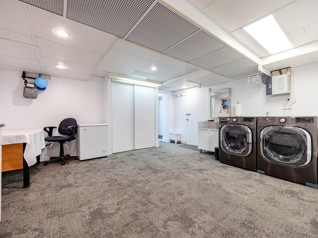 









3458


Av. Holton

,
Montréal (Ville-Marie),




QC
H3Y2G5

