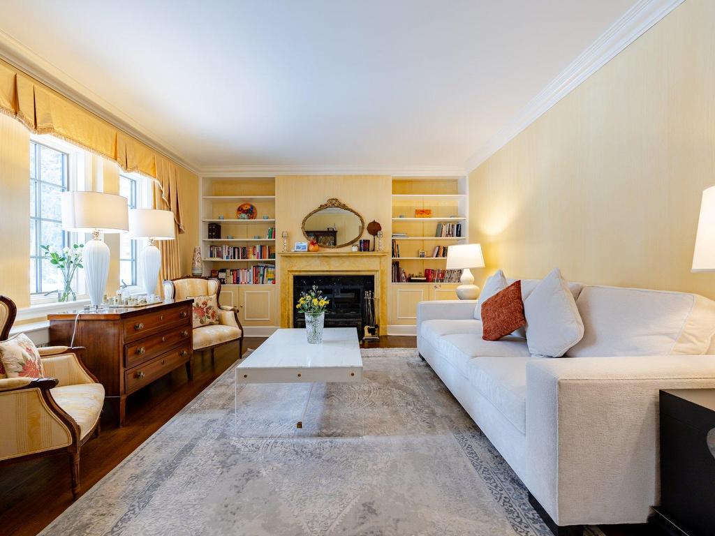 









3458


Av. Holton

,
Montréal (Ville-Marie),




QC
H3Y2G5

