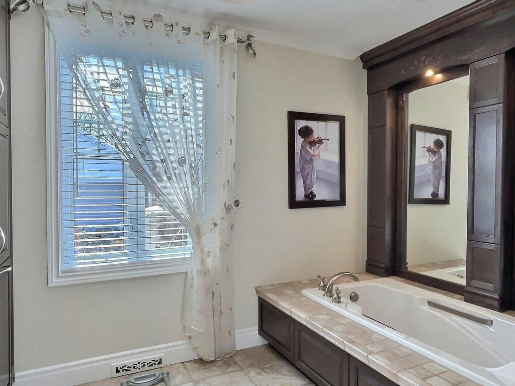 









1335


Rue Jean-Nicolet

,
Trois-Rivières,




QC
G9A1B3

