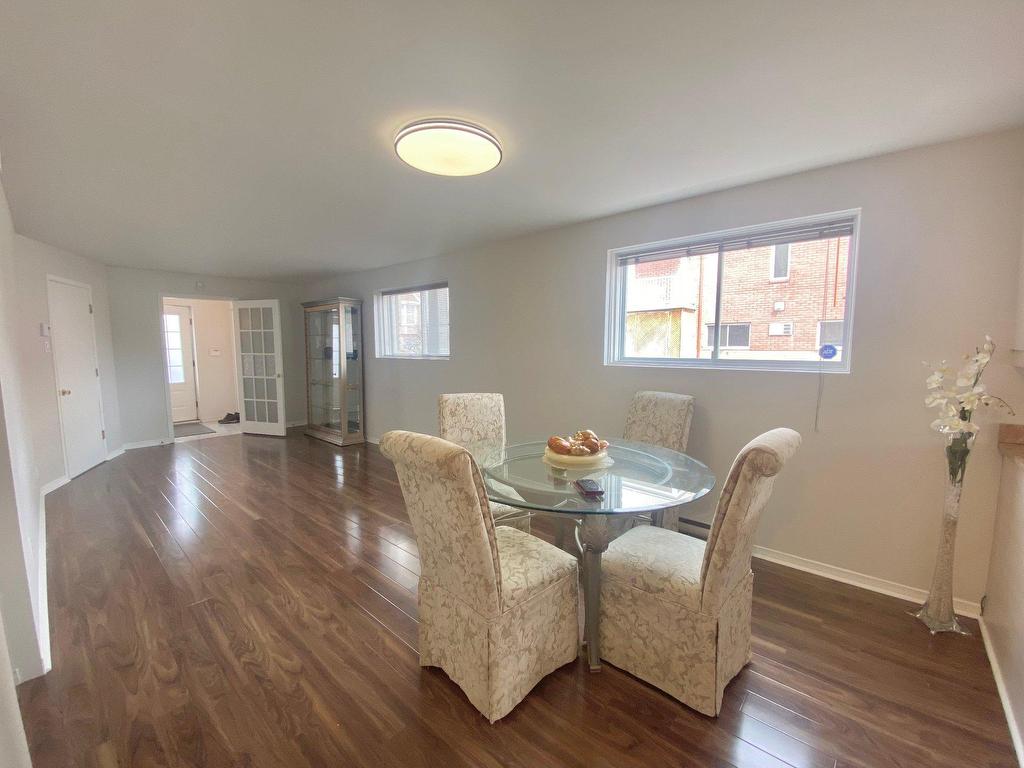 









2131


Av. Albert-Murphy

,
Laval (Chomedey),




QC
H7T2Y6

