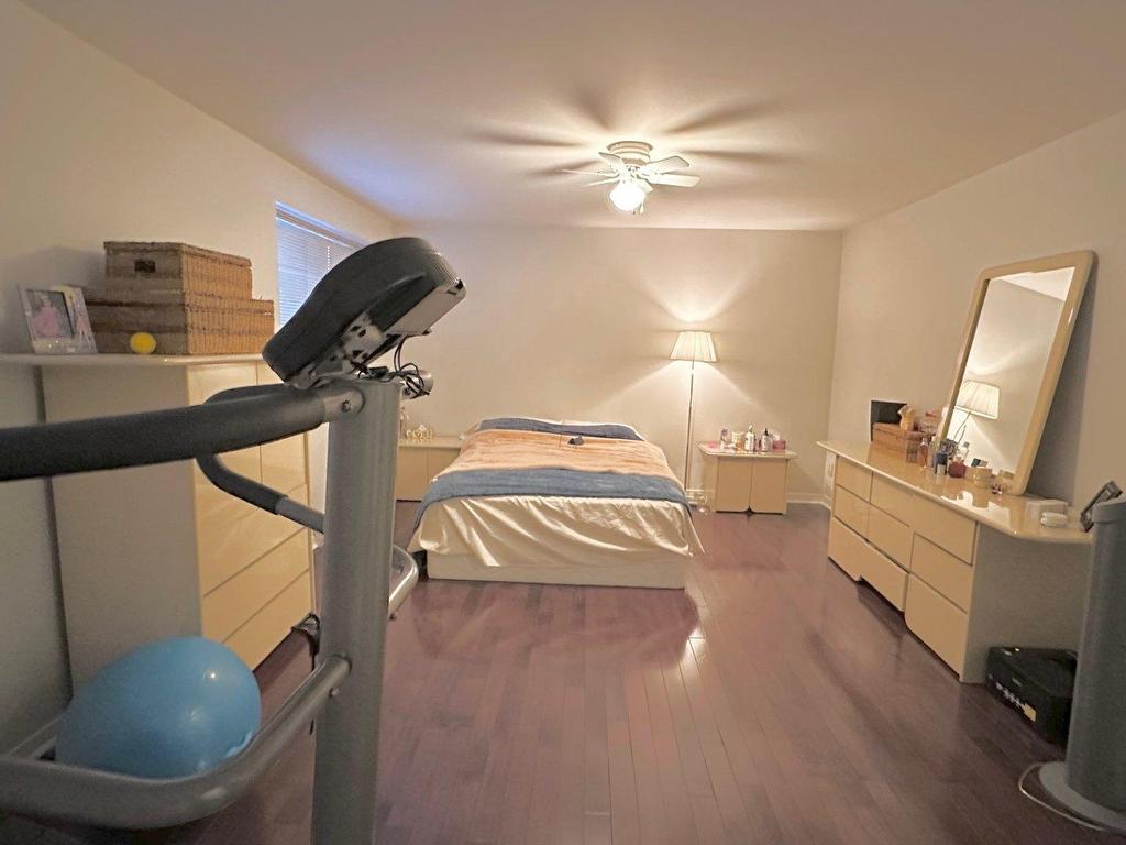 









2131


Av. Albert-Murphy

,
Laval (Chomedey),




QC
H7T2Y6

