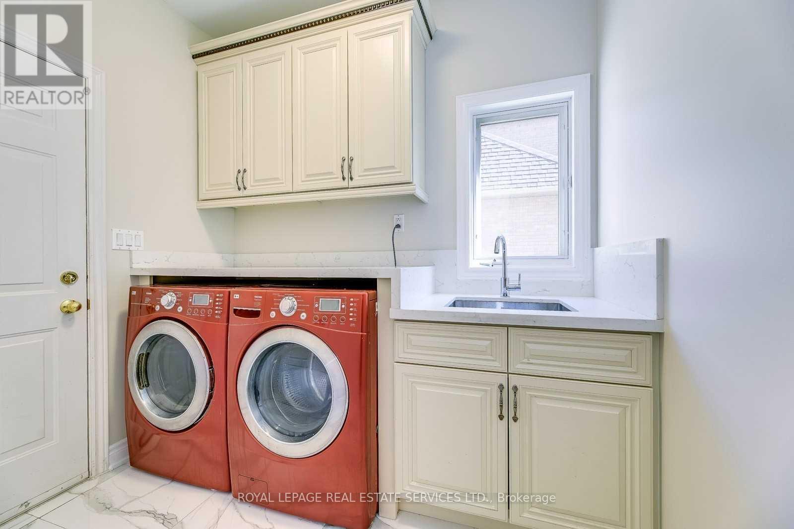 












2201 GALLOWAY DRIVE

,
Oakville,




Ontario
L6H5M1

